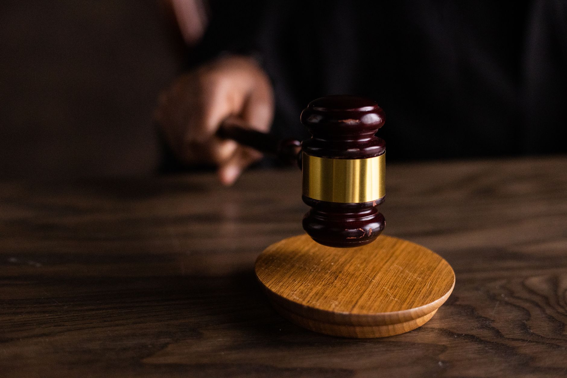 Amerikaanse rechter dwingt verzekeraars tot vergoeding van genderzorg — op een procedurefout, niet op bewijs